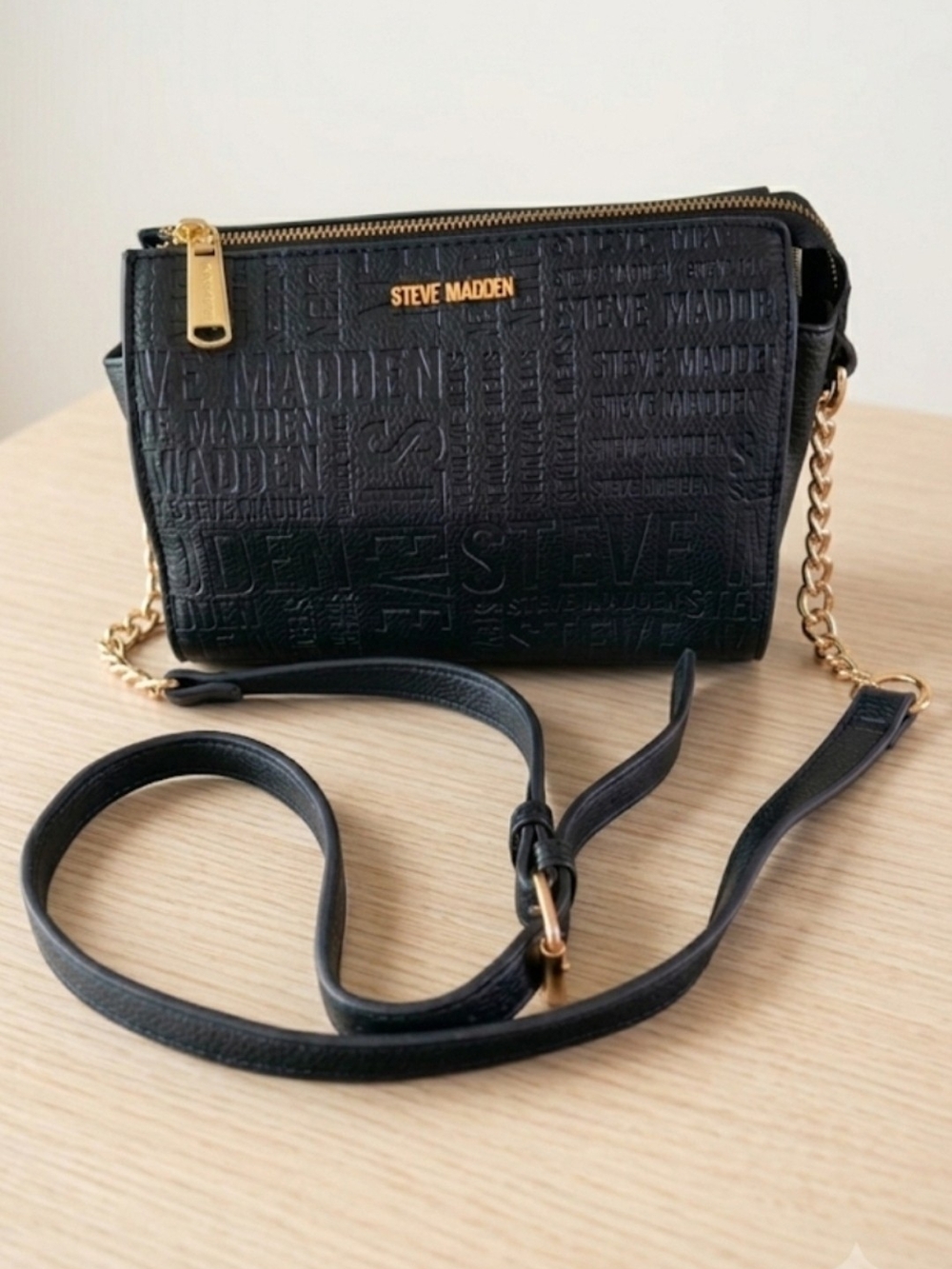 Steve Madden Black Embossed Logo Crossbody Bag Purse Gold Chain Strap - EUC